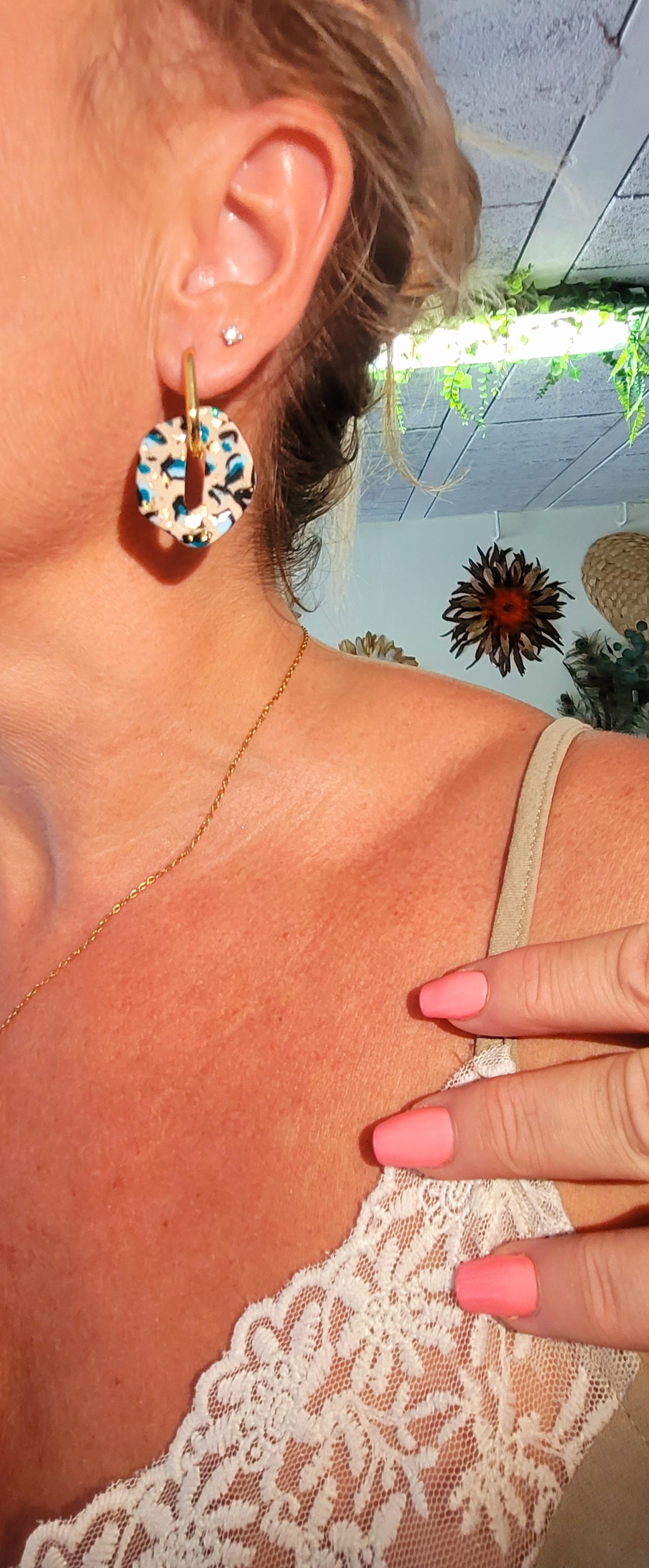 Boucles d'oreilles Créole dorée et pampille Bora réversible léopard bleu azur doré et paillette