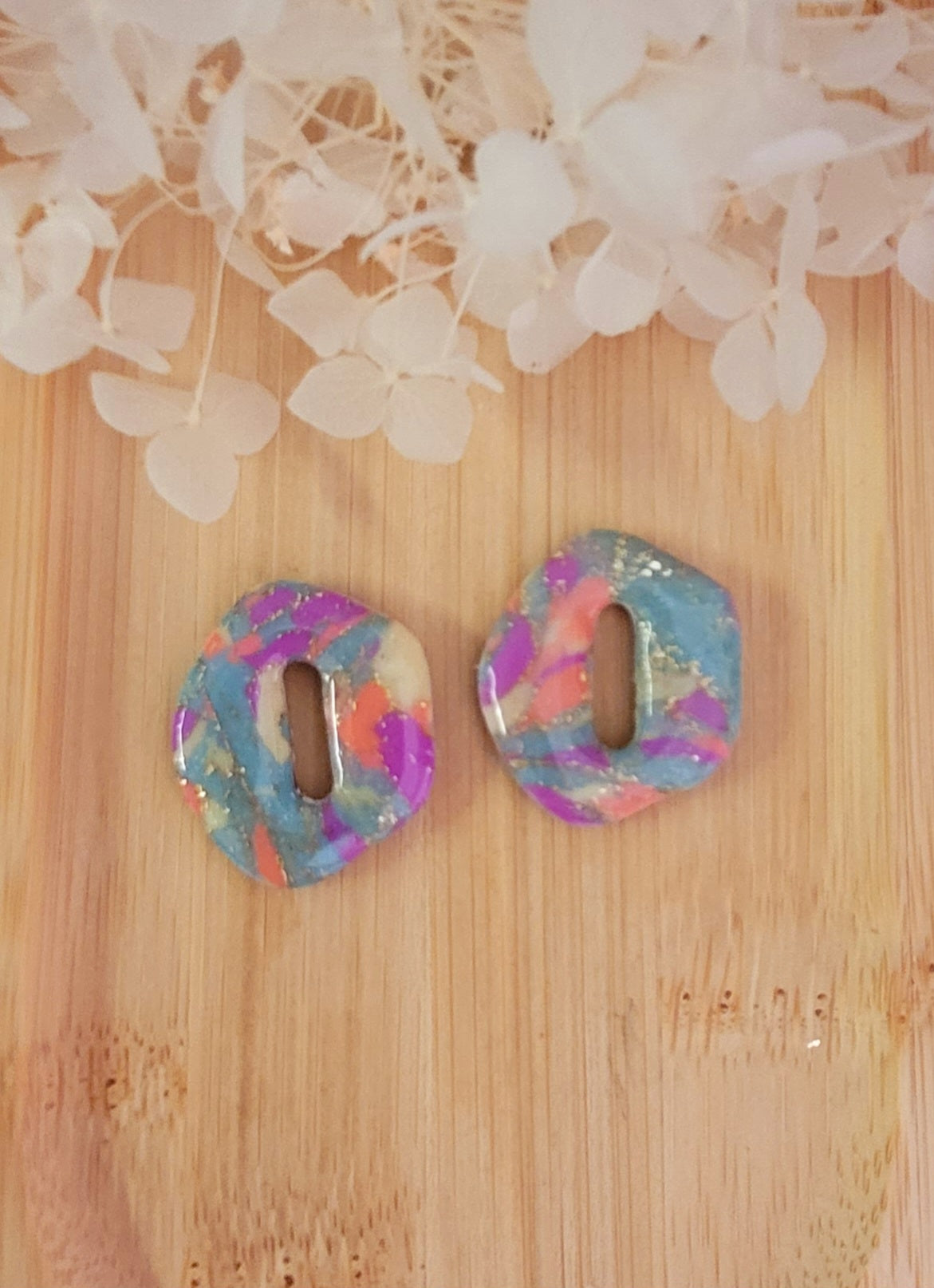 Boucles d'oreilles Créole dorée et pampille Bora rose corail mauve jaune clair vert gris