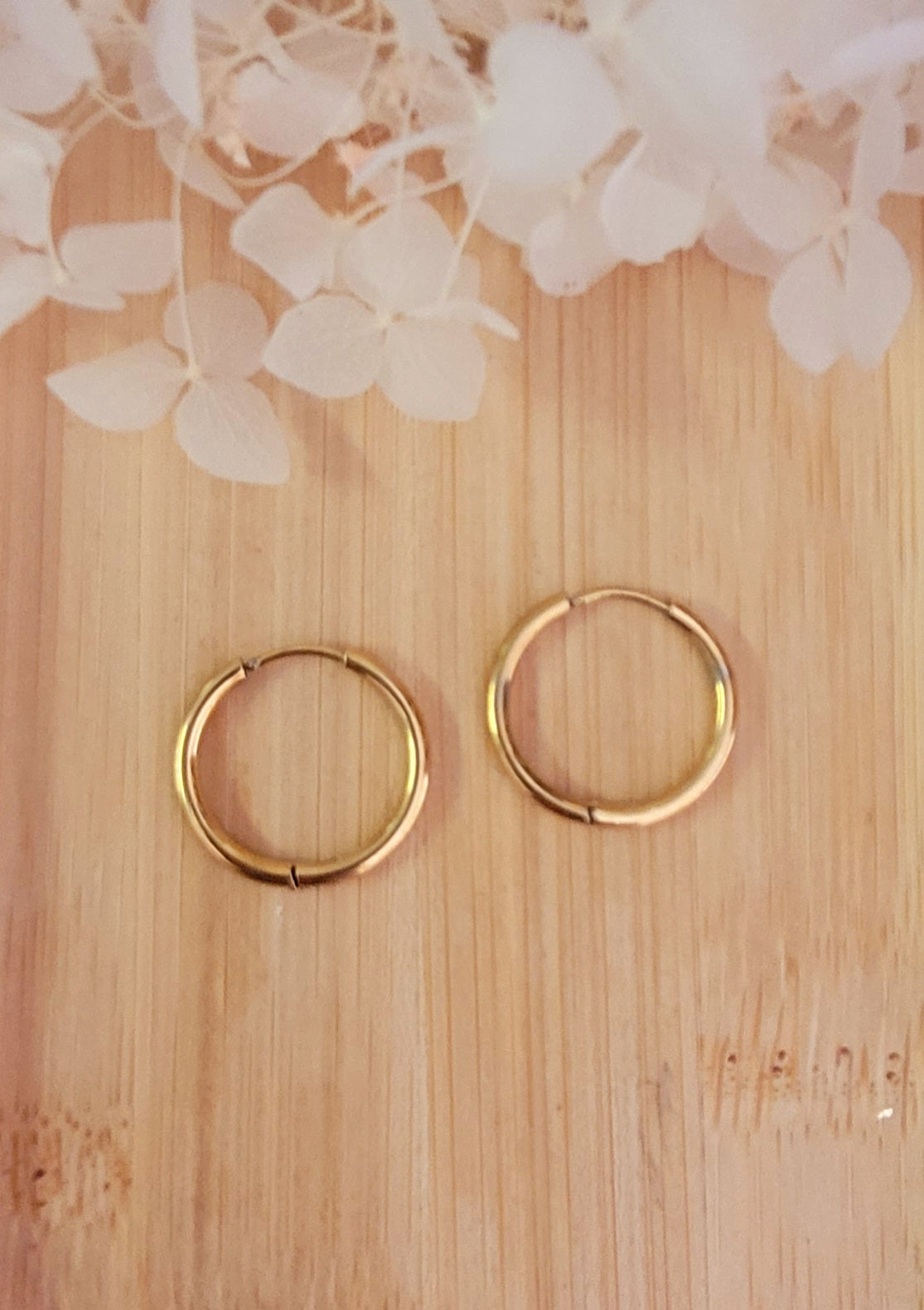 Boucles d'oreilles Créole dorée et pampille Bora rose corail mauve jaune clair vert gris