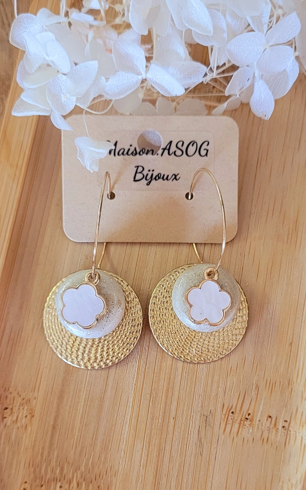 Boucles d'oreilles Charlie créole fine dorée pastille nacrée blanc pailletée dorée et fleur acier blanche