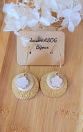 Boucles d'oreilles Charlie créole fine dorée pastille nacrée blanc pailletée dorée et fleur acier blanche