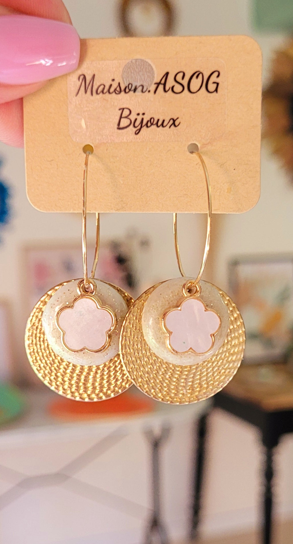 Boucles d'oreilles Charlie créole fine dorée pastille nacrée blanc pailletée dorée et fleur acier blanche