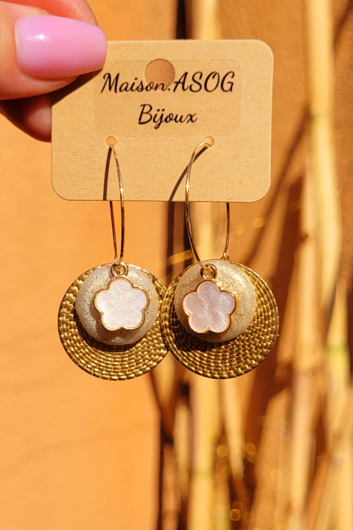 Boucles d'oreilles Charlie créole fine dorée pastille nacrée blanc pailletée dorée et fleur acier blanche