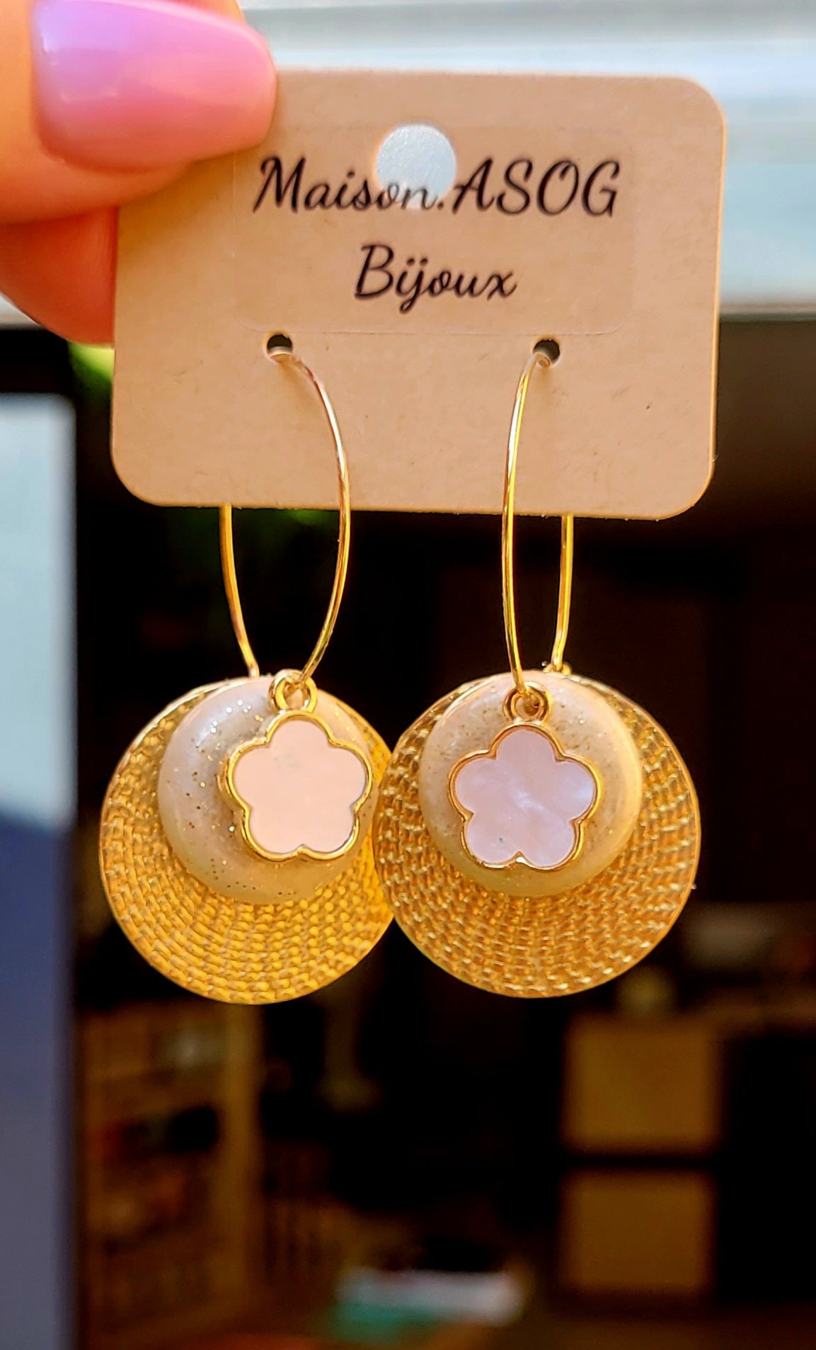 Boucles d'oreilles Charlie créole fine dorée pastille nacrée blanc pailletée dorée et fleur acier blanche