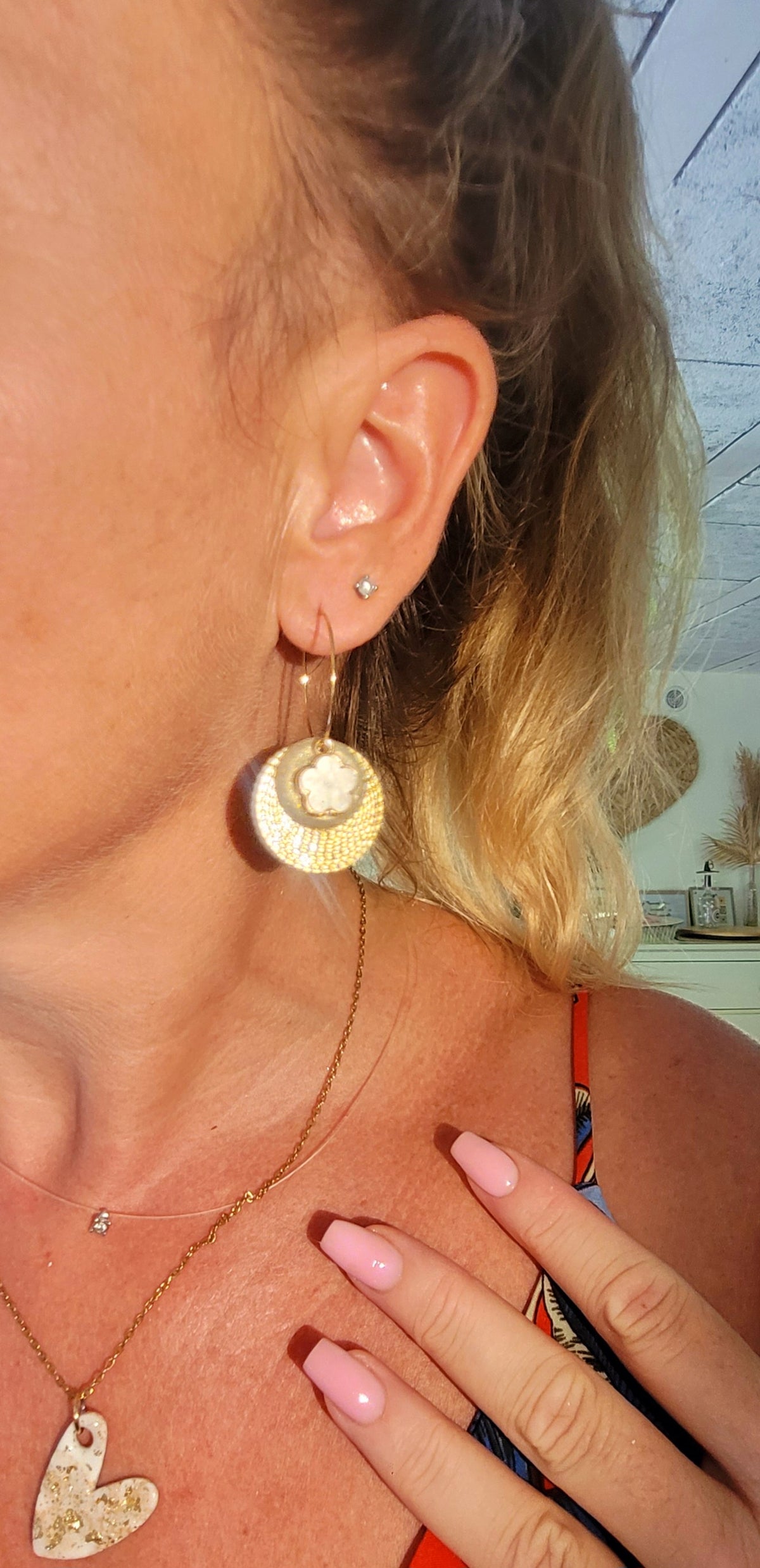 Boucles d'oreilles Charlie créole fine dorée pastille nacrée blanc pailletée dorée et fleur acier blanche