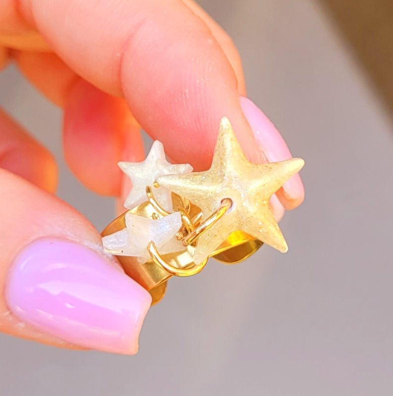 Bague réglable large dorée 3 étoiles nacrée blanc et doré