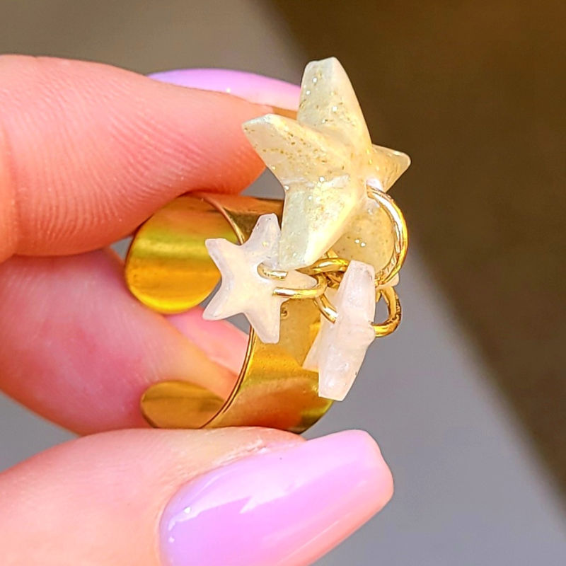 Bague réglable large dorée 3 étoiles nacrée blanc et doré