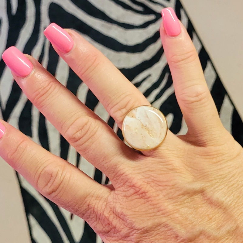 Bague réglable ronde marbrée blanc beige doré