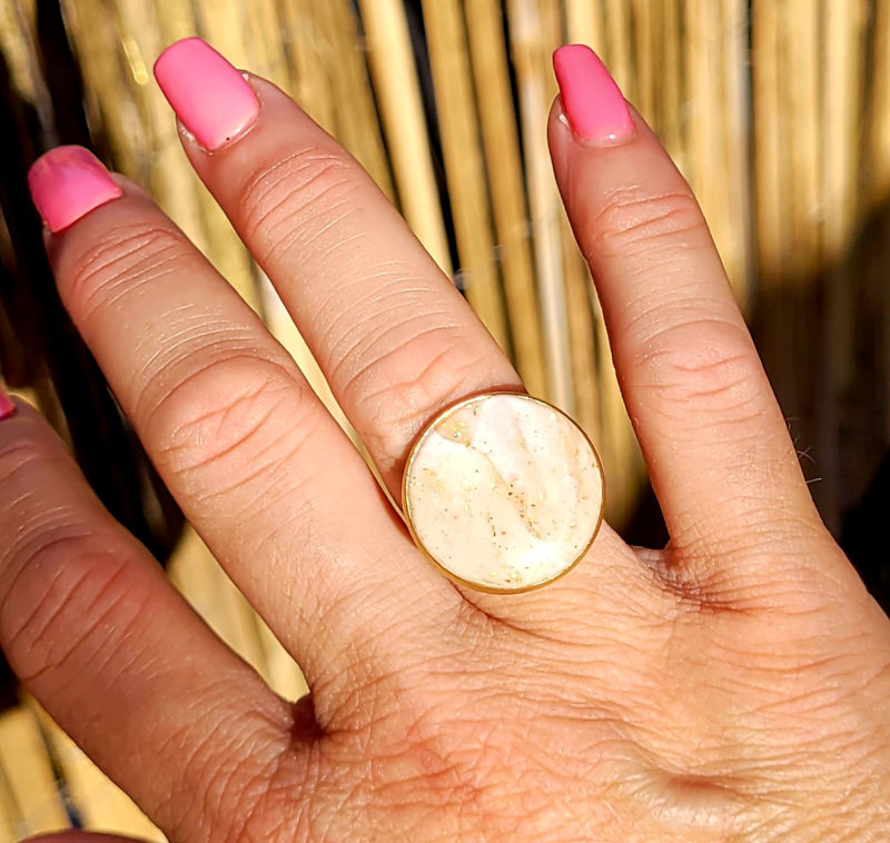 Bague réglable ronde marbrée blanc beige doré