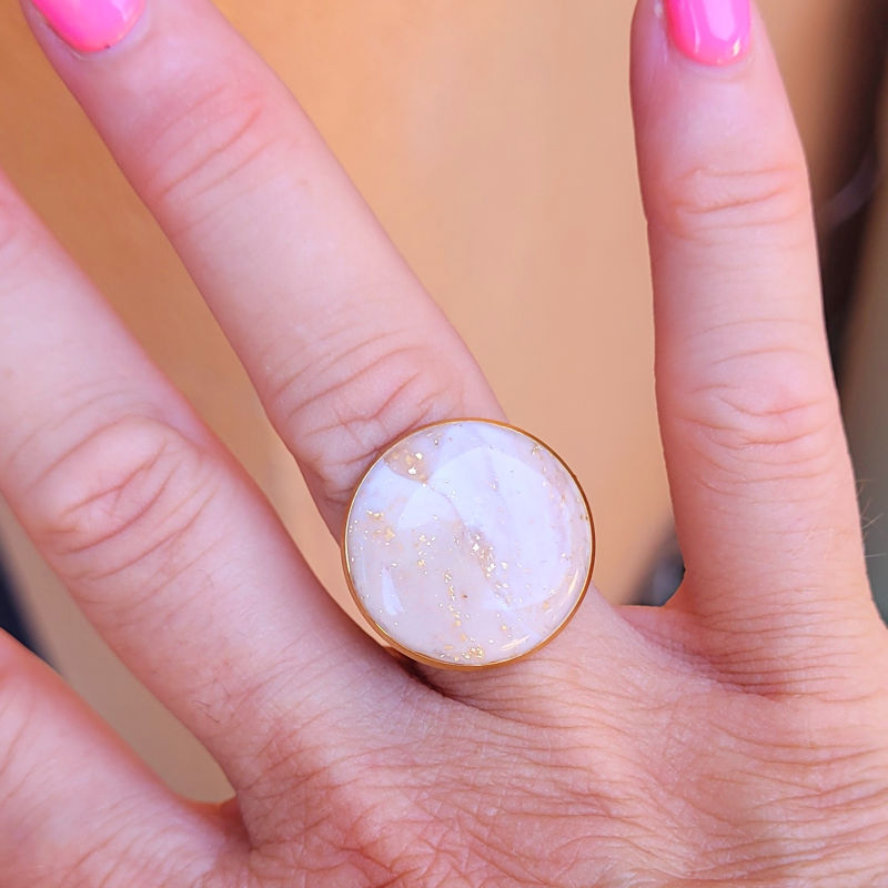 Bague réglable ronde marbrée blanc beige doré