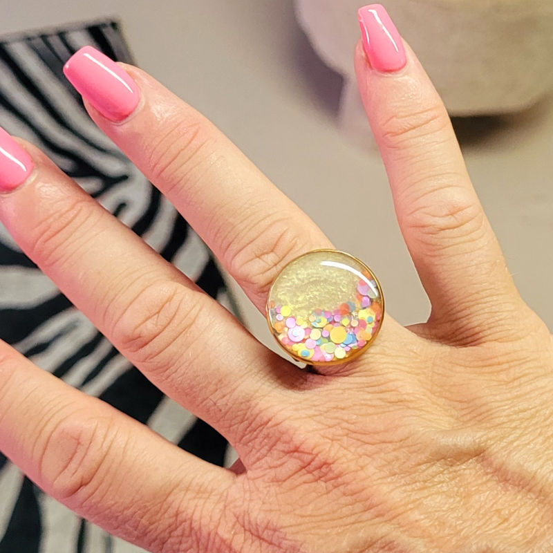 Bague réglable ronde crème nacré paillette multicolore