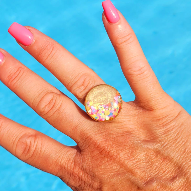 Bague réglable ronde crème nacré paillette multicolore