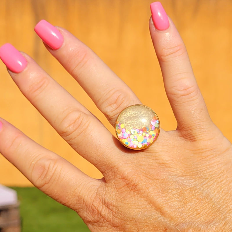 Bague réglable ronde crème nacré paillette multicolore