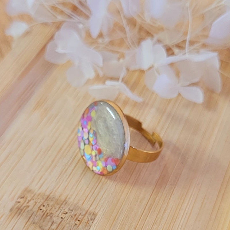 Bague réglable ronde crème nacré paillette multicolore