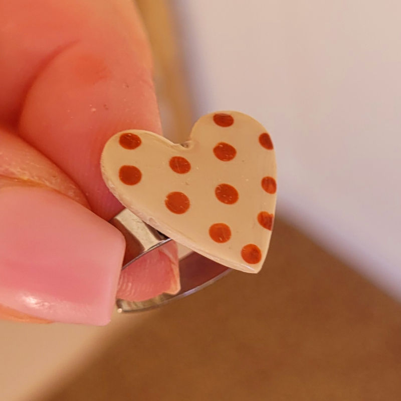 Bague réglable Coeur blanc à pois marron caramel