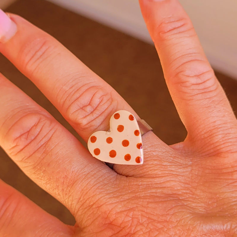 Bague réglable Coeur blanc à pois marron caramel