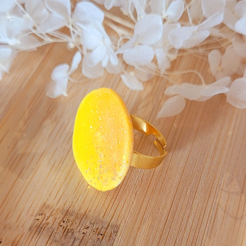 Bague réglable Romy ronde jaune citron paillette doré holographique