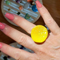 Bague réglable Romy ronde jaune citron paillette doré holographique