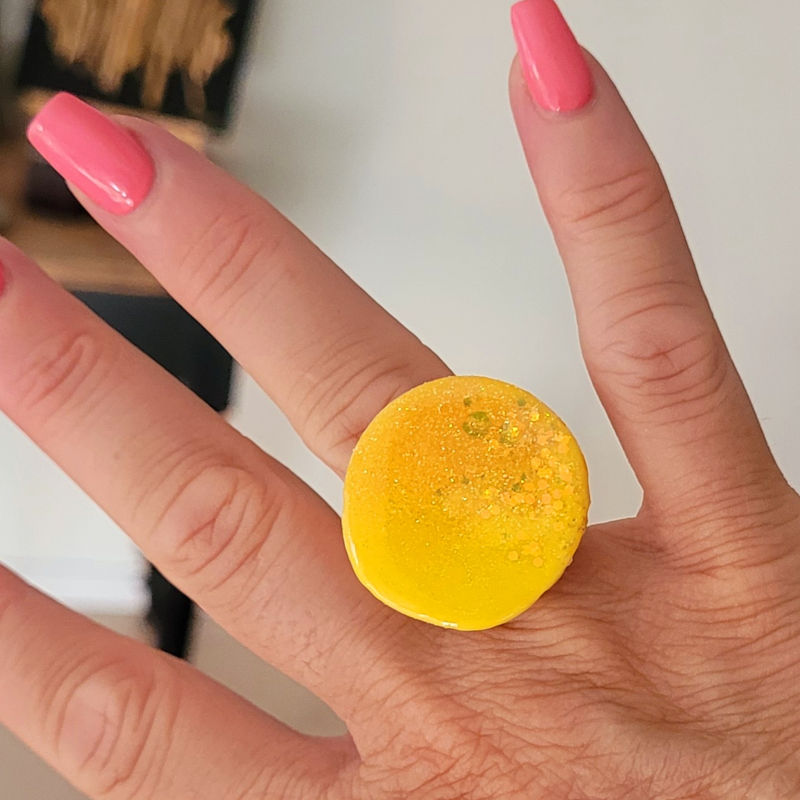 Bague réglable Romy ronde jaune citron paillette doré holographique