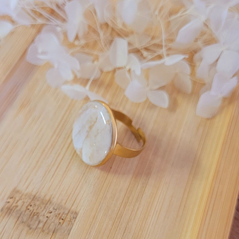 Bague réglable ronde marbrée blanc beige doré