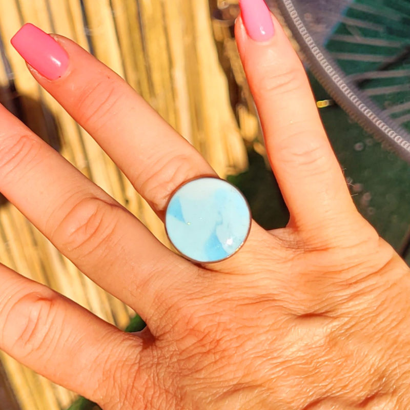 Bague réglable ronde marbrée bleu ciel