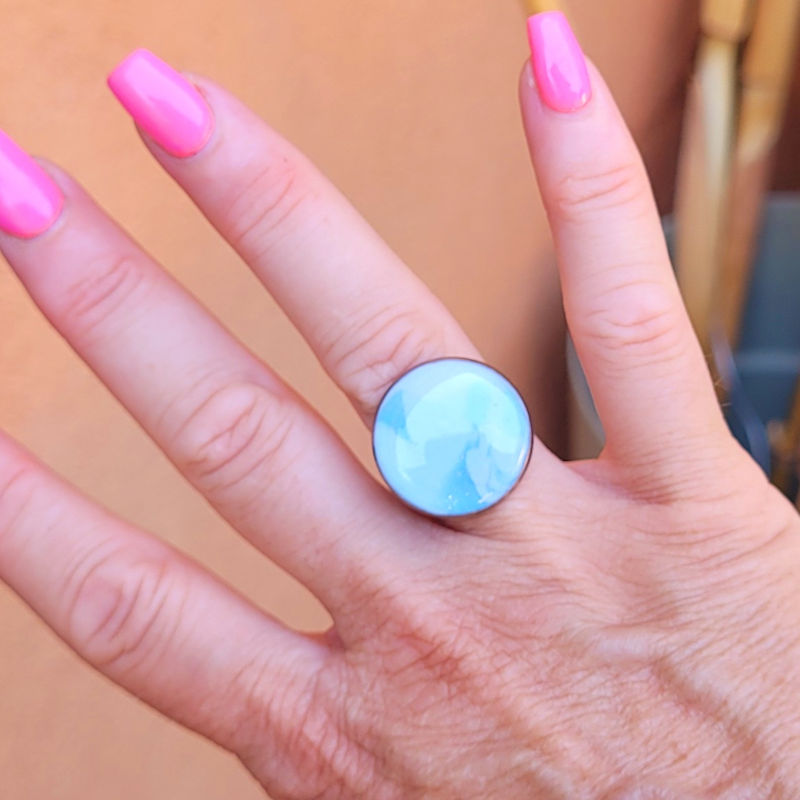Bague réglable ronde marbrée bleu ciel