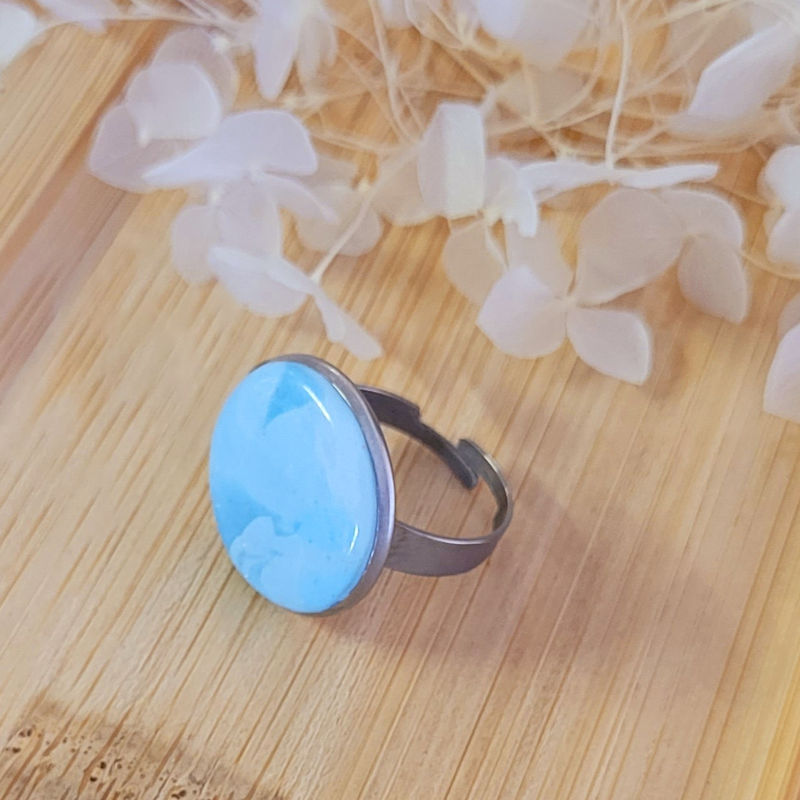 Bague réglable ronde marbrée bleu ciel