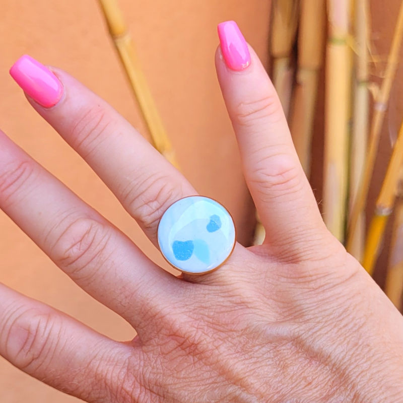 Bague réglable ronde marbrée bleu ciel et bleu gris