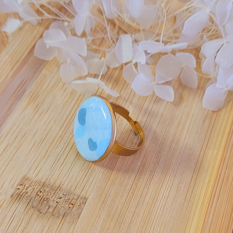 Bague réglable ronde marbrée bleu ciel et bleu gris