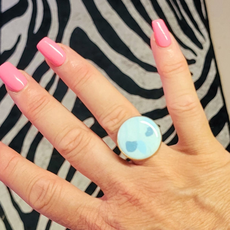 Bague réglable ronde marbrée bleu ciel et bleu gris