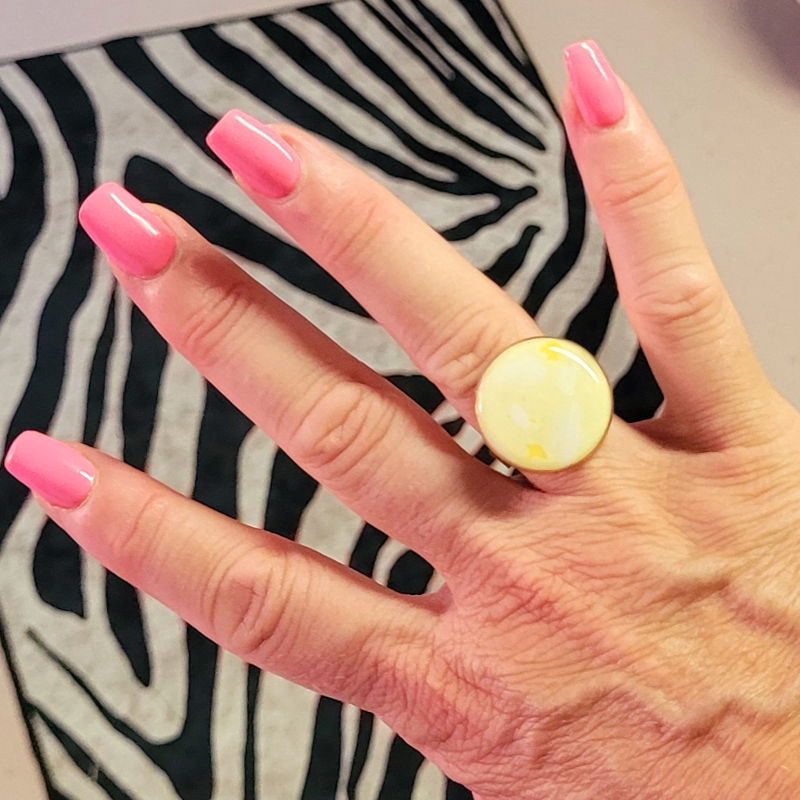 Bague réglable ronde marbrée jaune clair