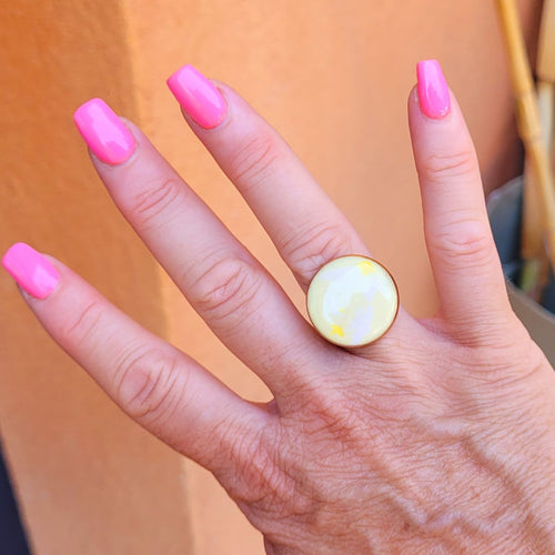 Bague réglable ronde marbrée jaune clair