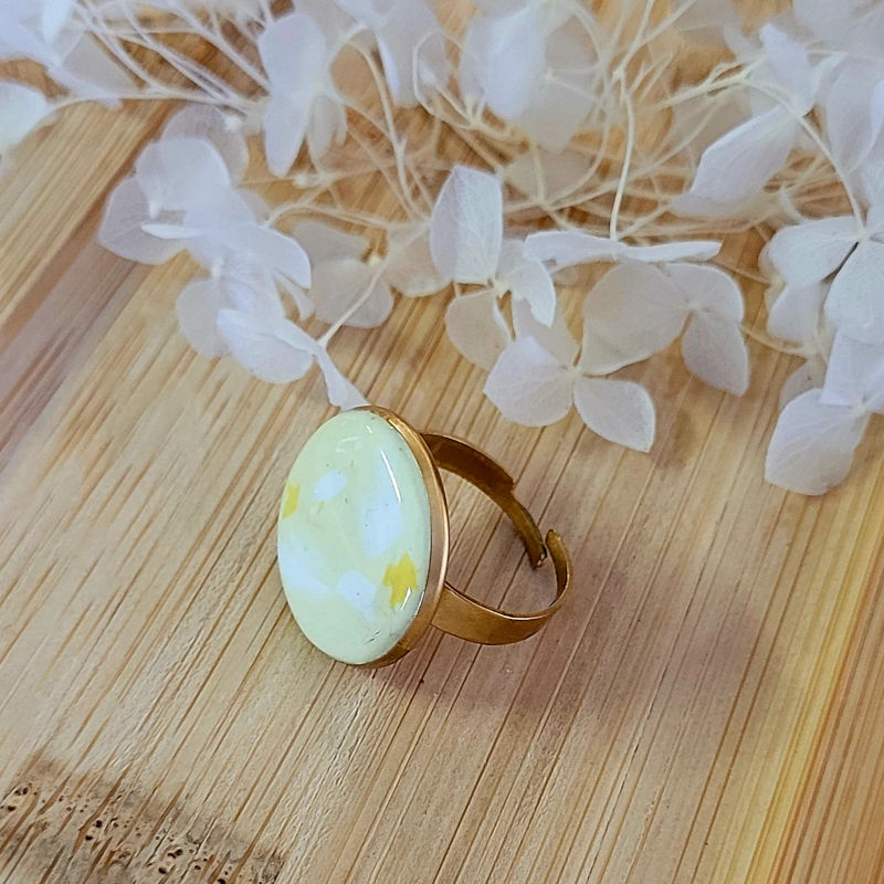 Bague réglable ronde marbrée jaune clair