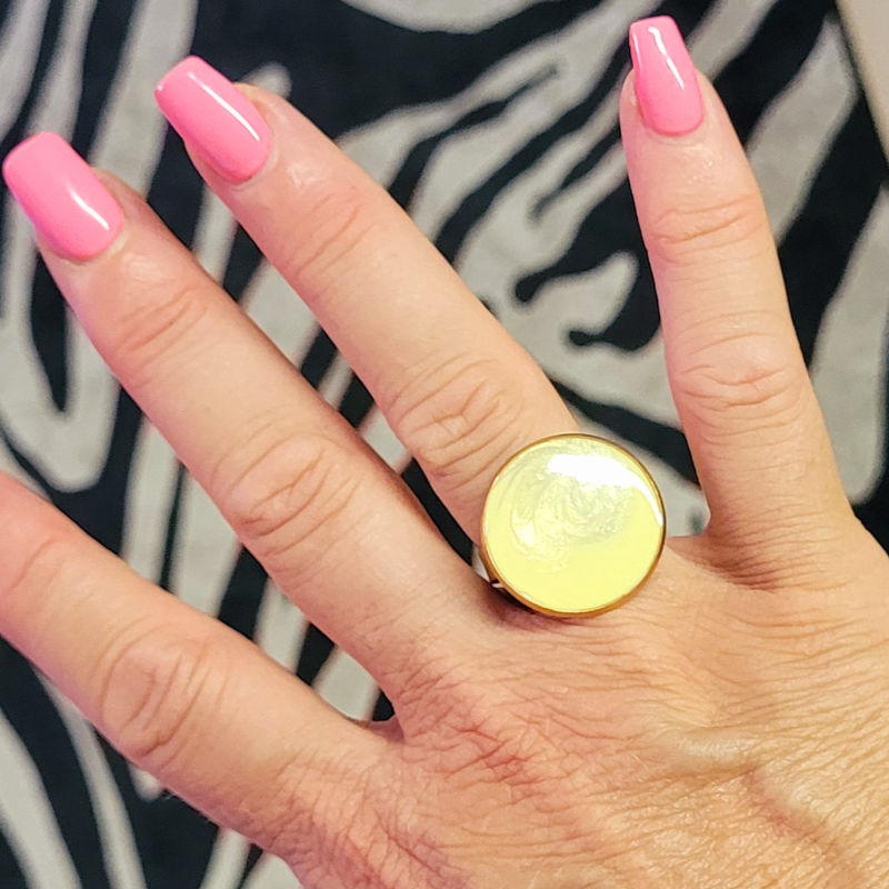 Bague réglable ronde jaune clair nacré