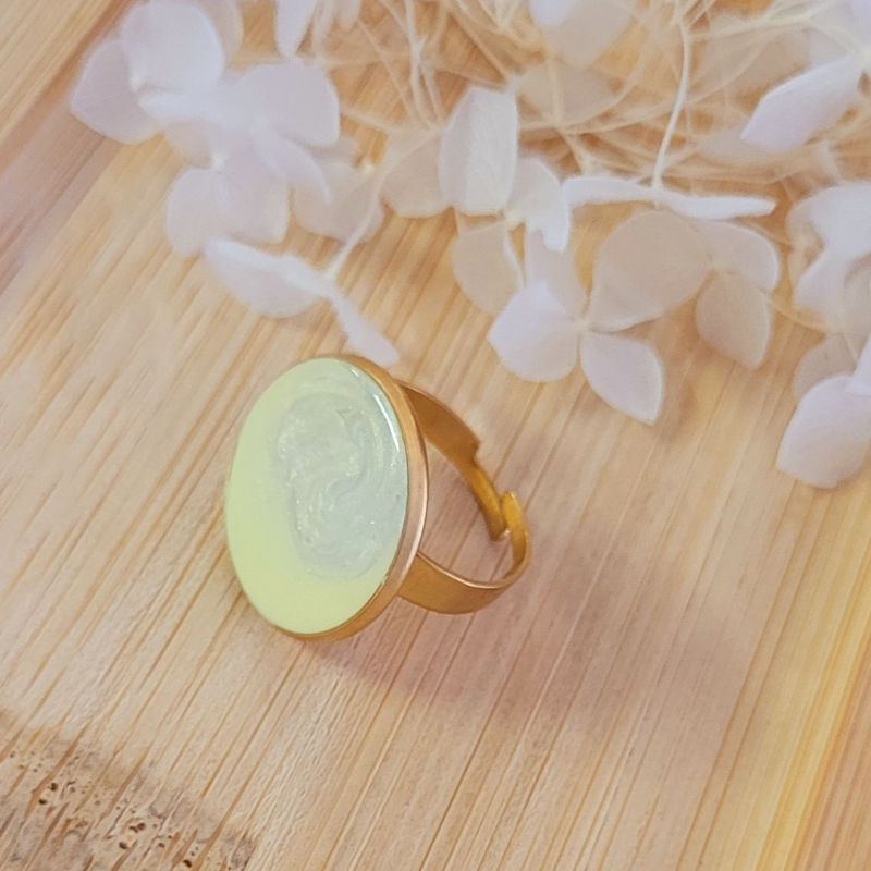 Bague réglable ronde jaune clair nacré