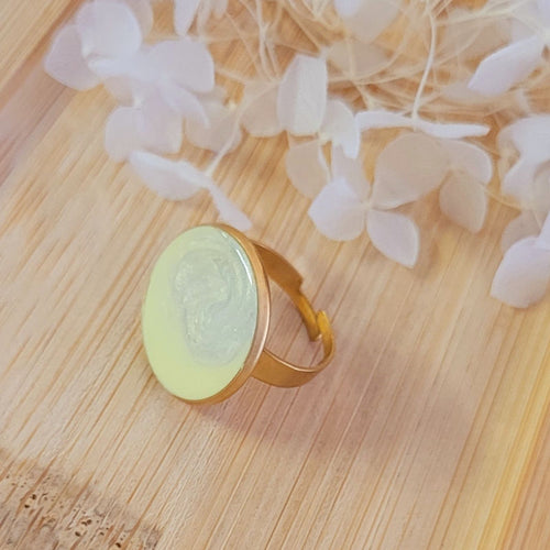 Bague réglable ronde jaune clair nacré