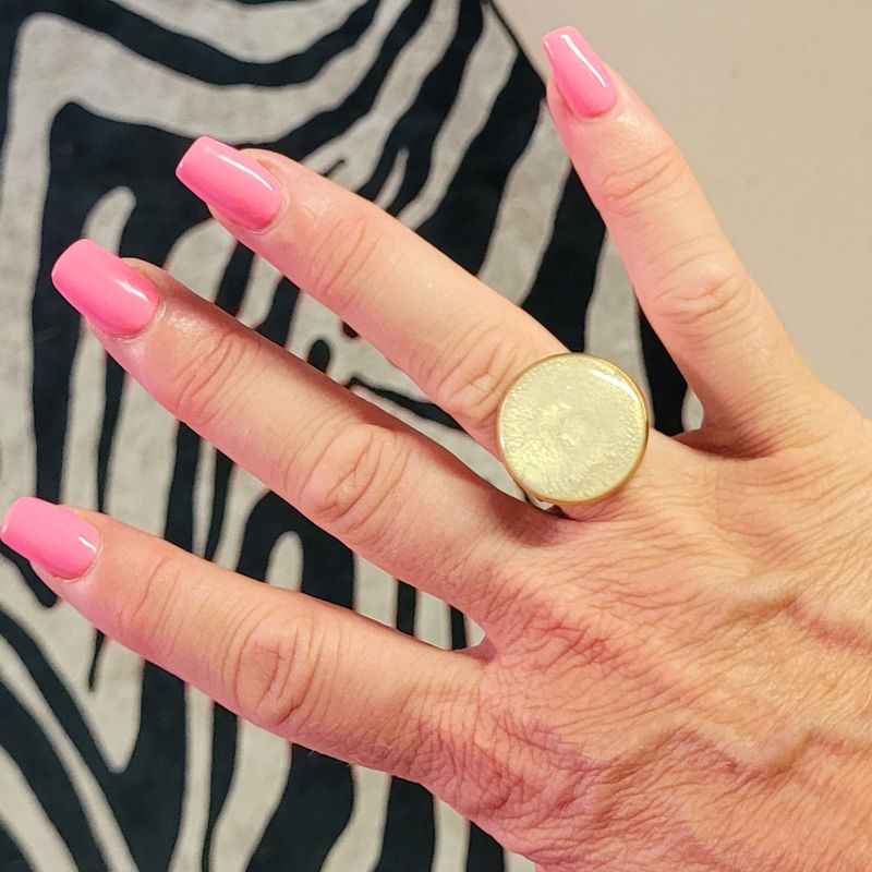 Bague réglable ronde blanc cassé nacré pailleté