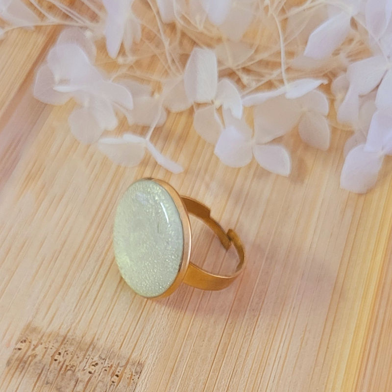 Bague réglable ronde blanc cassé nacré pailleté