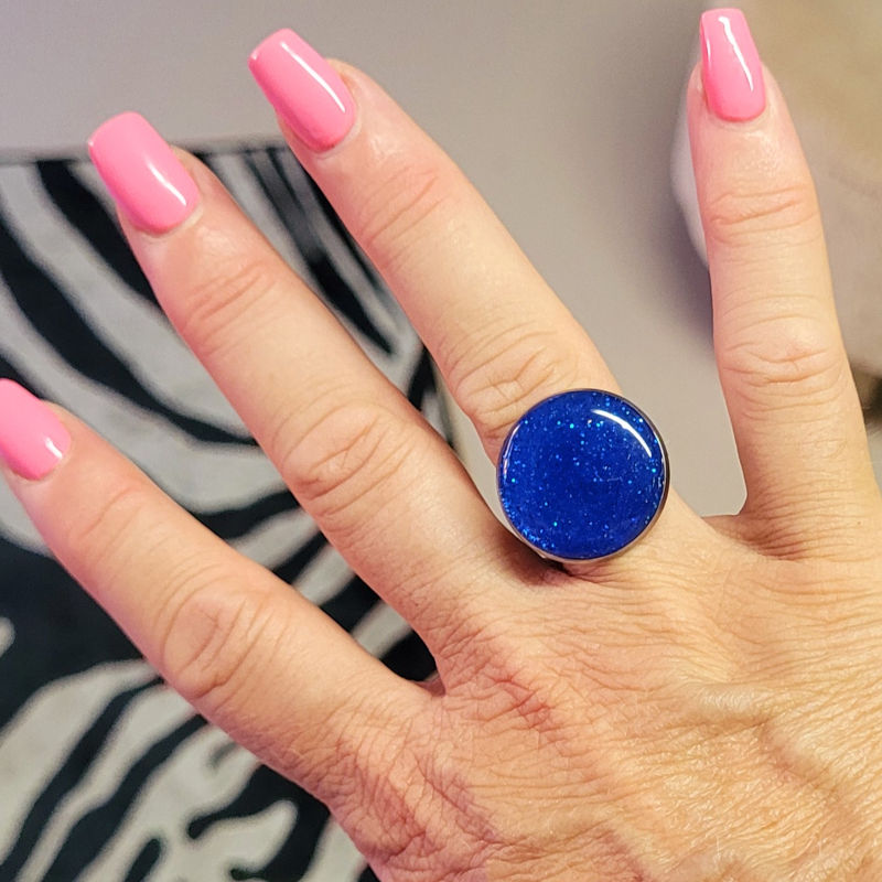 Bague réglable ronde bleu nuit pailleté