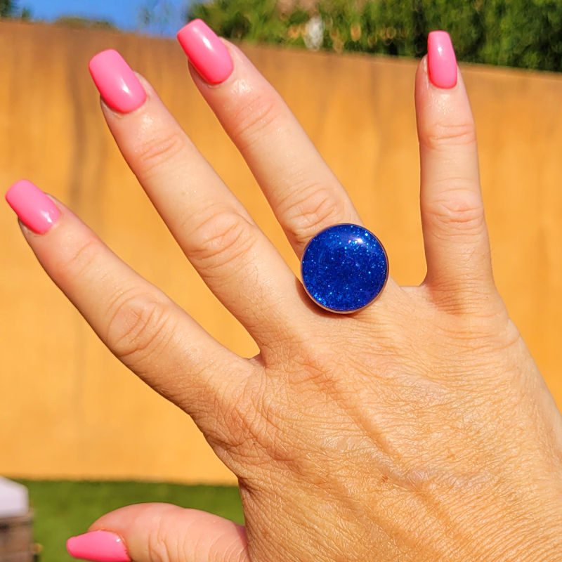 Bague réglable ronde bleu nuit pailleté