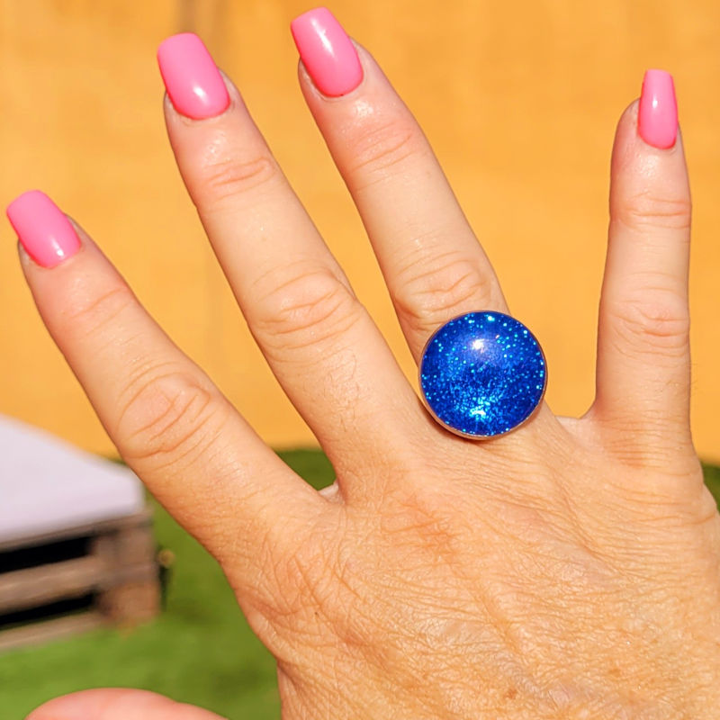 Bague réglable ronde bleu nuit pailleté