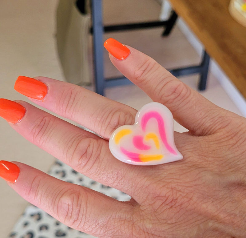 Bague réglable Anna fond blanc fluo rose et orange