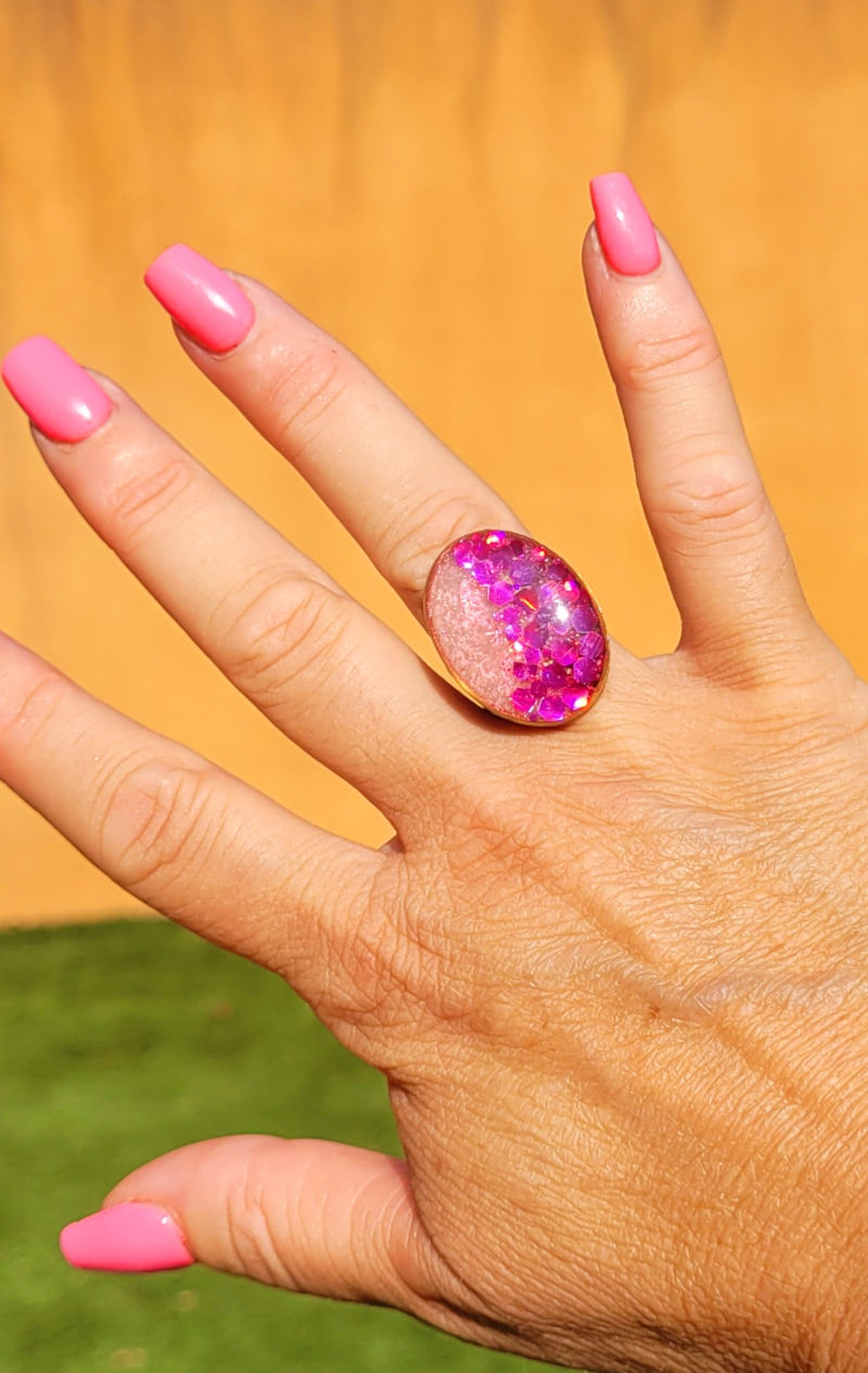 Bague réglable ovale rose clair nacré et paillette rose fuschia