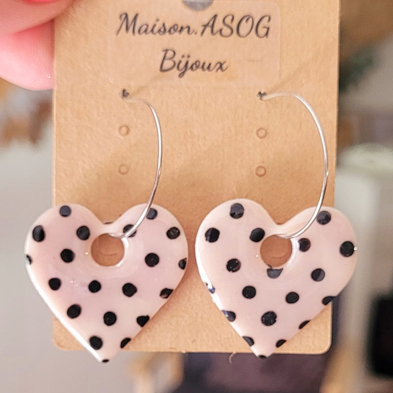 Boucles d'oreilles créole fine argentée et pampille Coeur blanche à pois noir