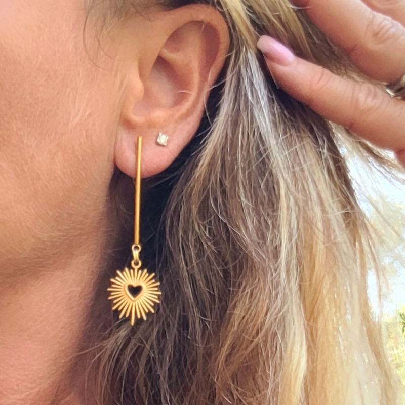 Boucles d'oreilles clou avec tige et soleil en acier doré