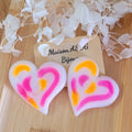 Boucles d'oreilles Anna orange et rose fluo sur fond blanc