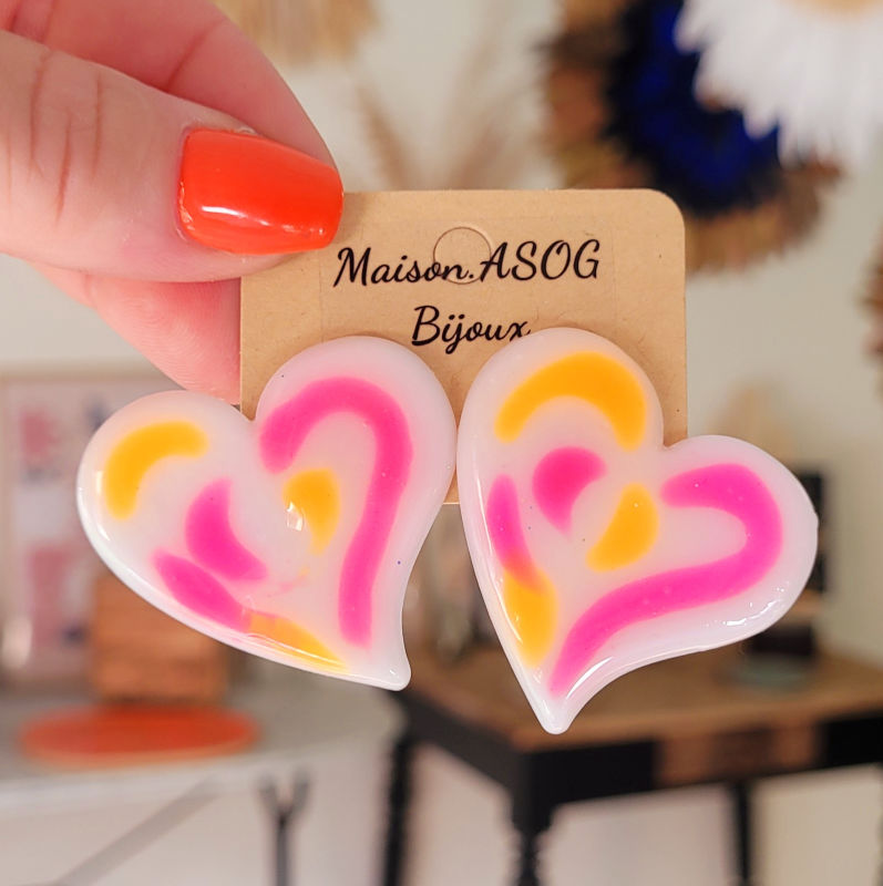 Boucles d'oreilles Anna orange et rose fluo sur fond blanc