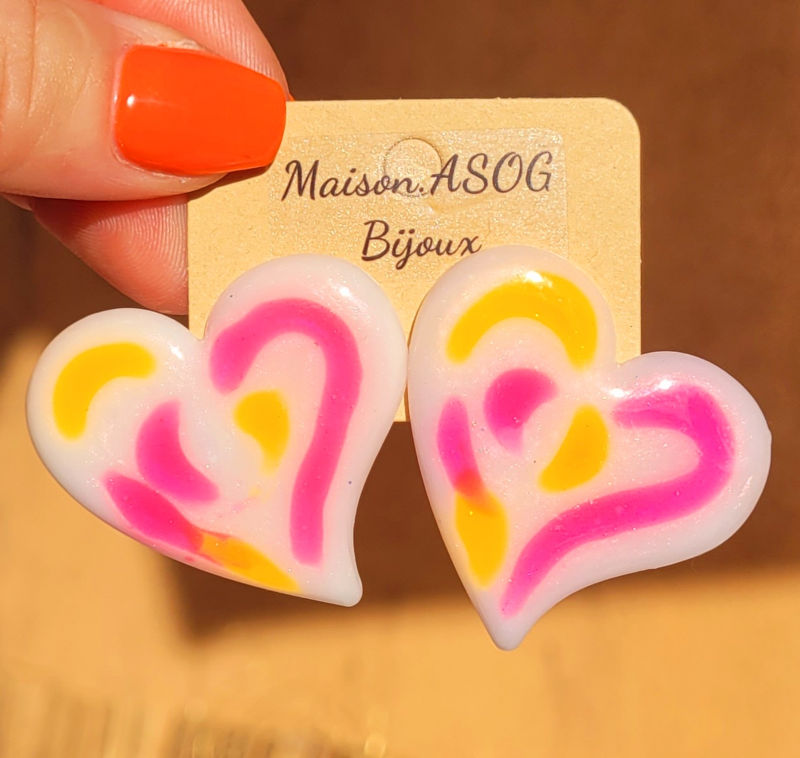 Boucles d'oreilles Anna orange et rose fluo sur fond blanc