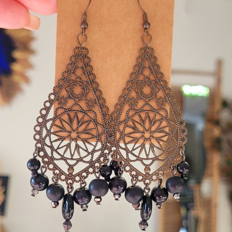 Boucles d'oreilles rosace acier bronze vieilli en goutte et perle noire