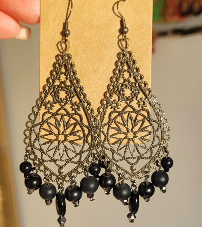 Boucles d'oreilles rosace acier bronze vieilli en goutte et perle noire